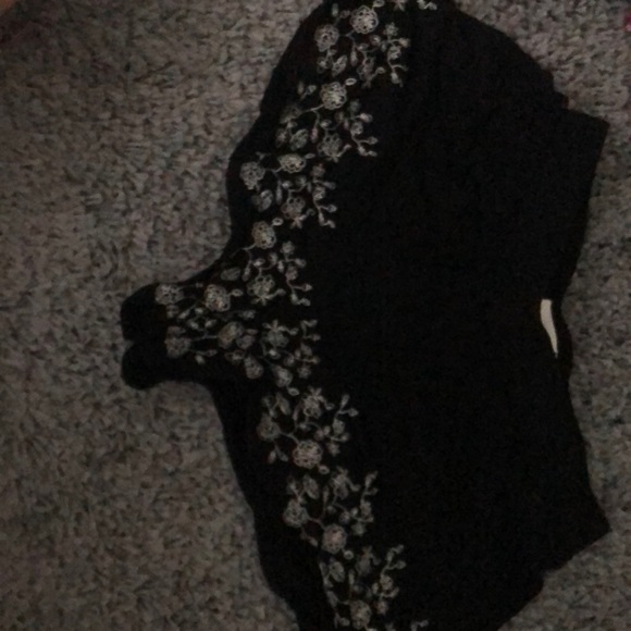 Black and white flowy floral shorts - Picture 1 of 1